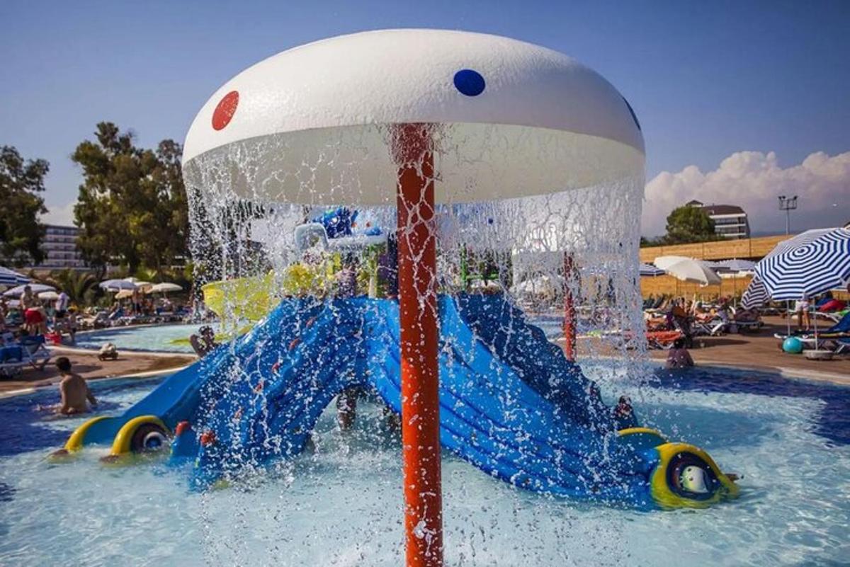 una fontana d'acqua in una piscina in un parco