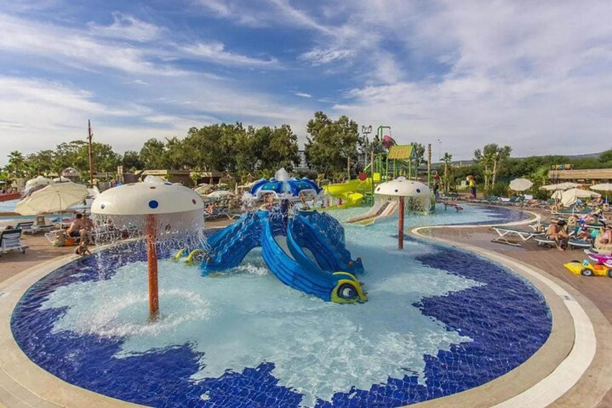 un parco acquatico con uno scivolo d'acqua al centro
