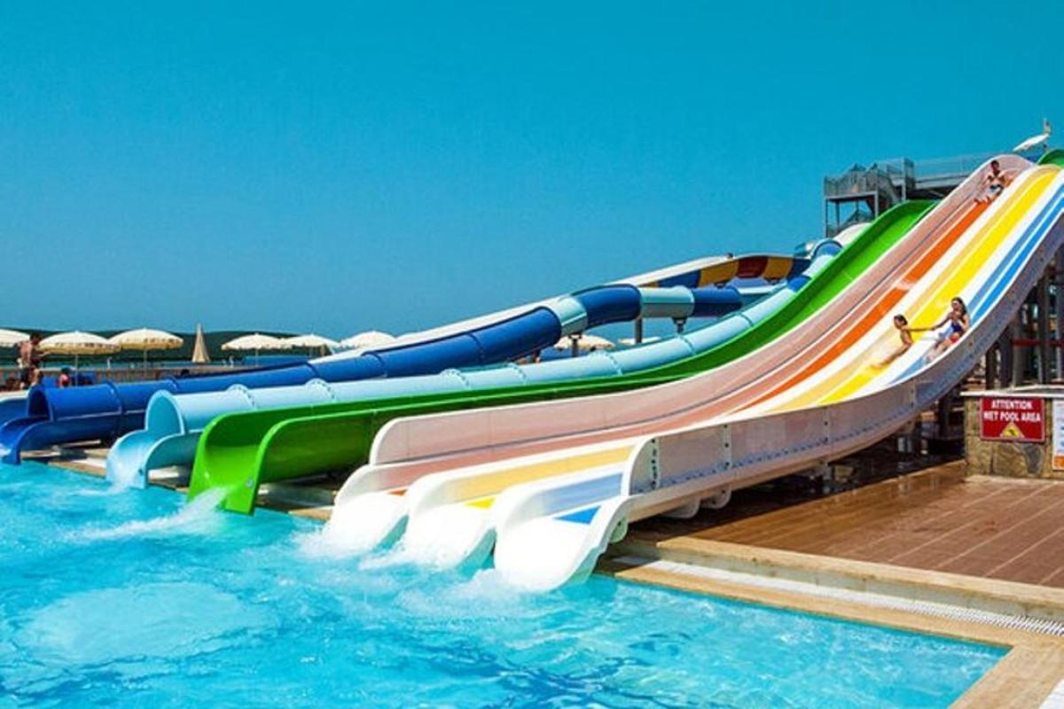 un parco acquatico con uno scivolo in acqua