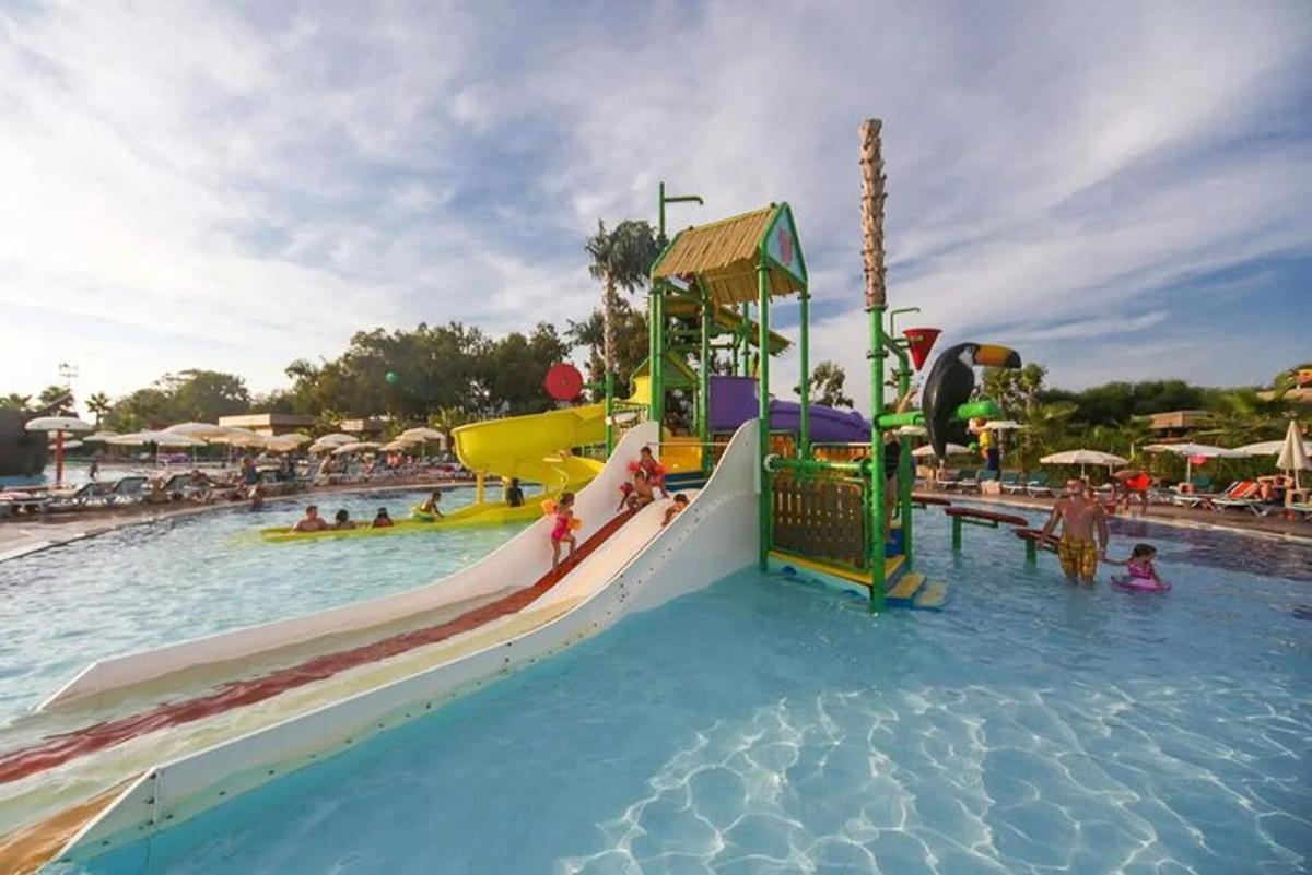 un parco acquatico con uno scivolo in acqua