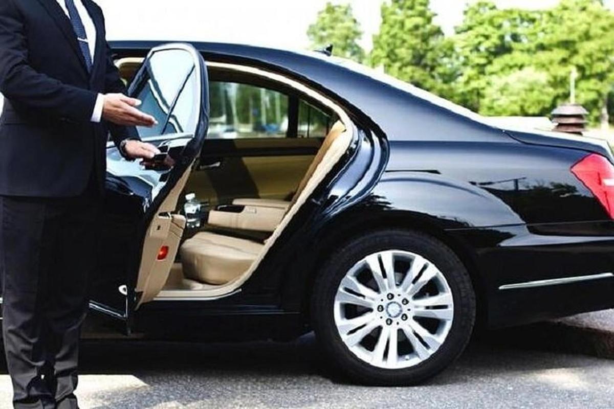 mees avab musta auto ust