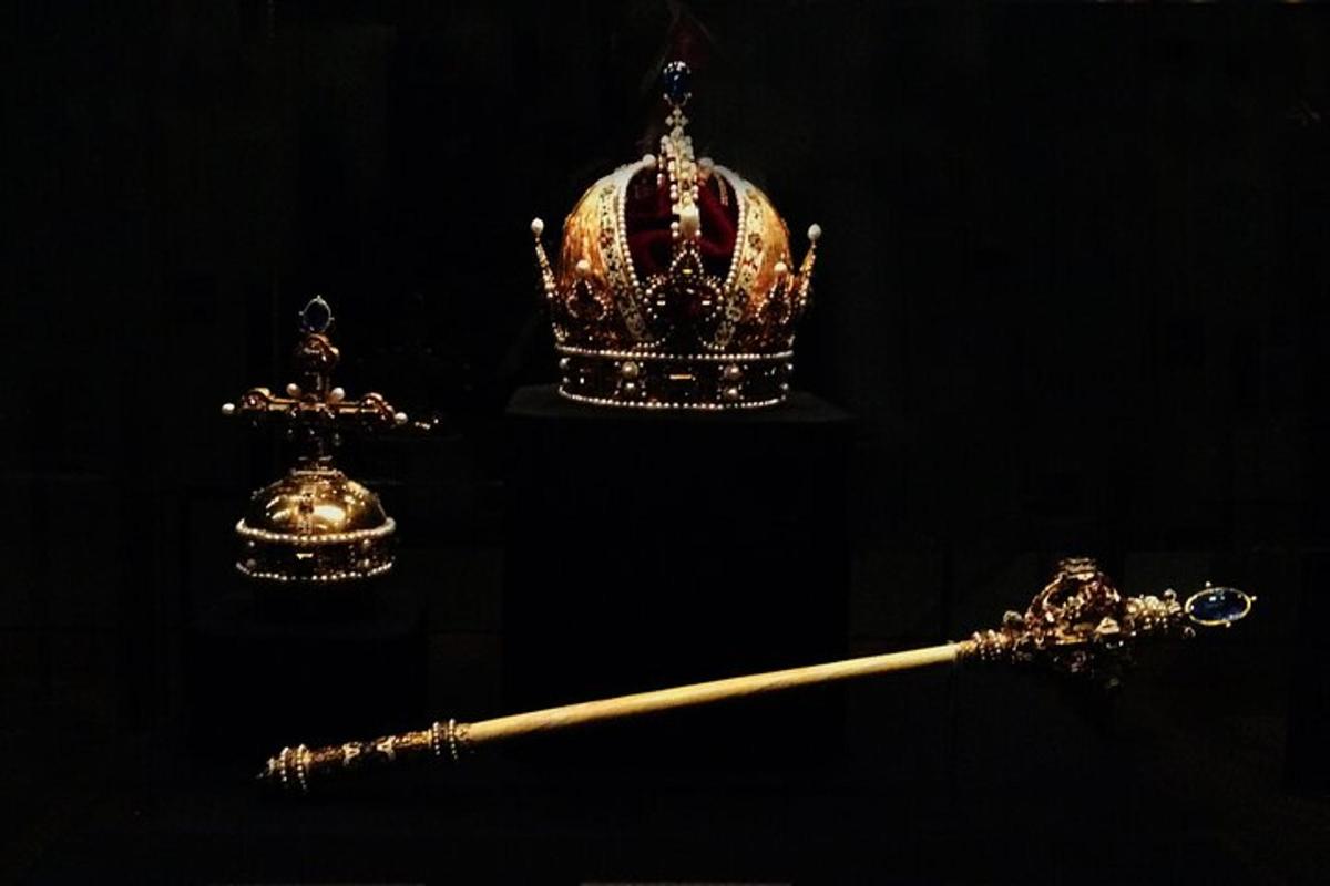 un bat de beisbol de fusta amb una corona a la part superior