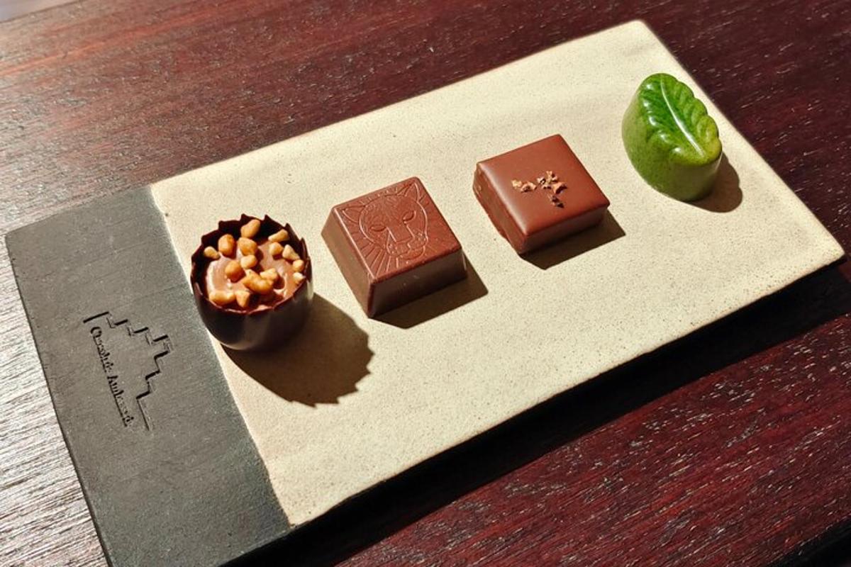 um prato com três tipos diferentes de chocolate e um limão