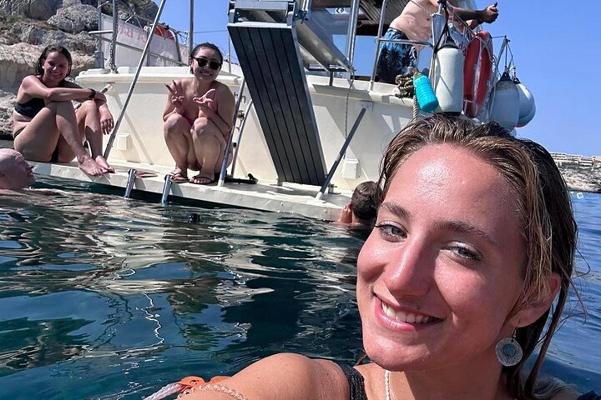 женщина в воде рядом с лодкой
