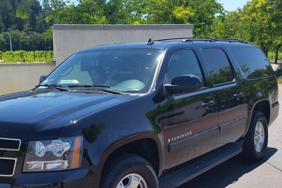 modré SUV zaparkované na parkovišti