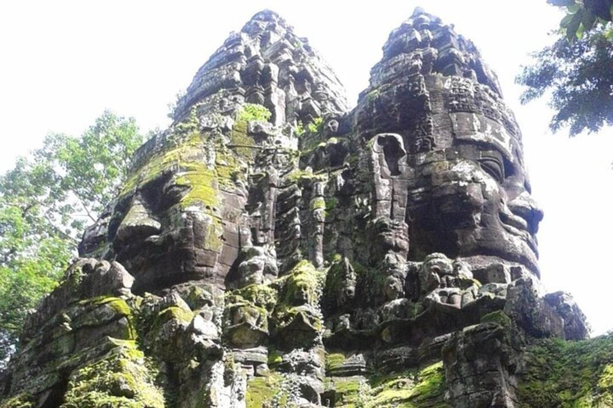 um grande edifício de pedra com um rosto