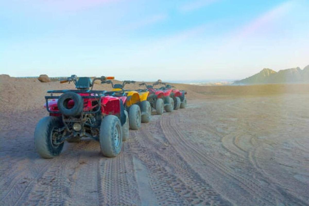 sekumpulan atv yang diletakkan di padang pasir
