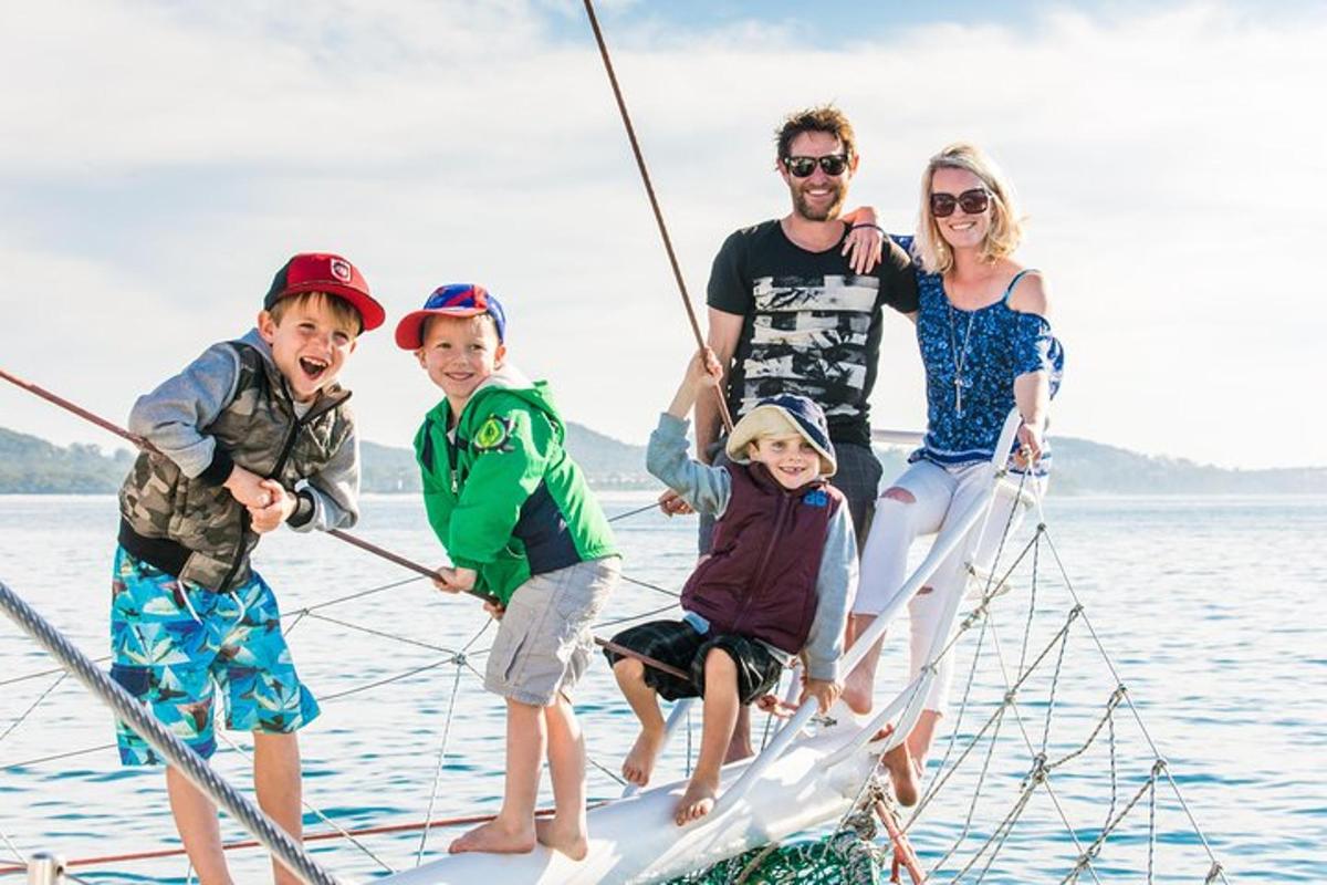 un grupo de personas en un barco en el agua