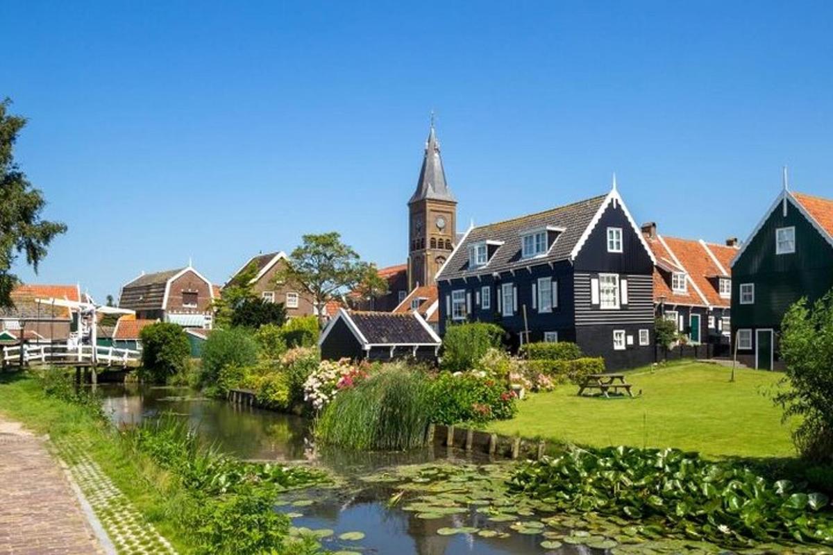 un pueblo con un río y casas y una iglesia