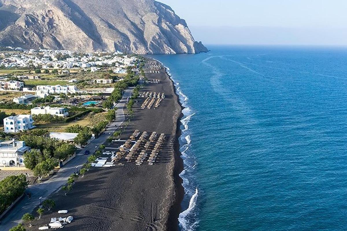 egy fekete strand és az óceán légi felvétele