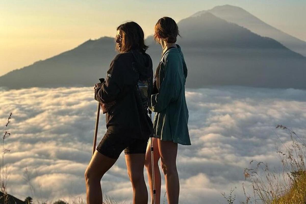 山の頂上に立つ二人の女性