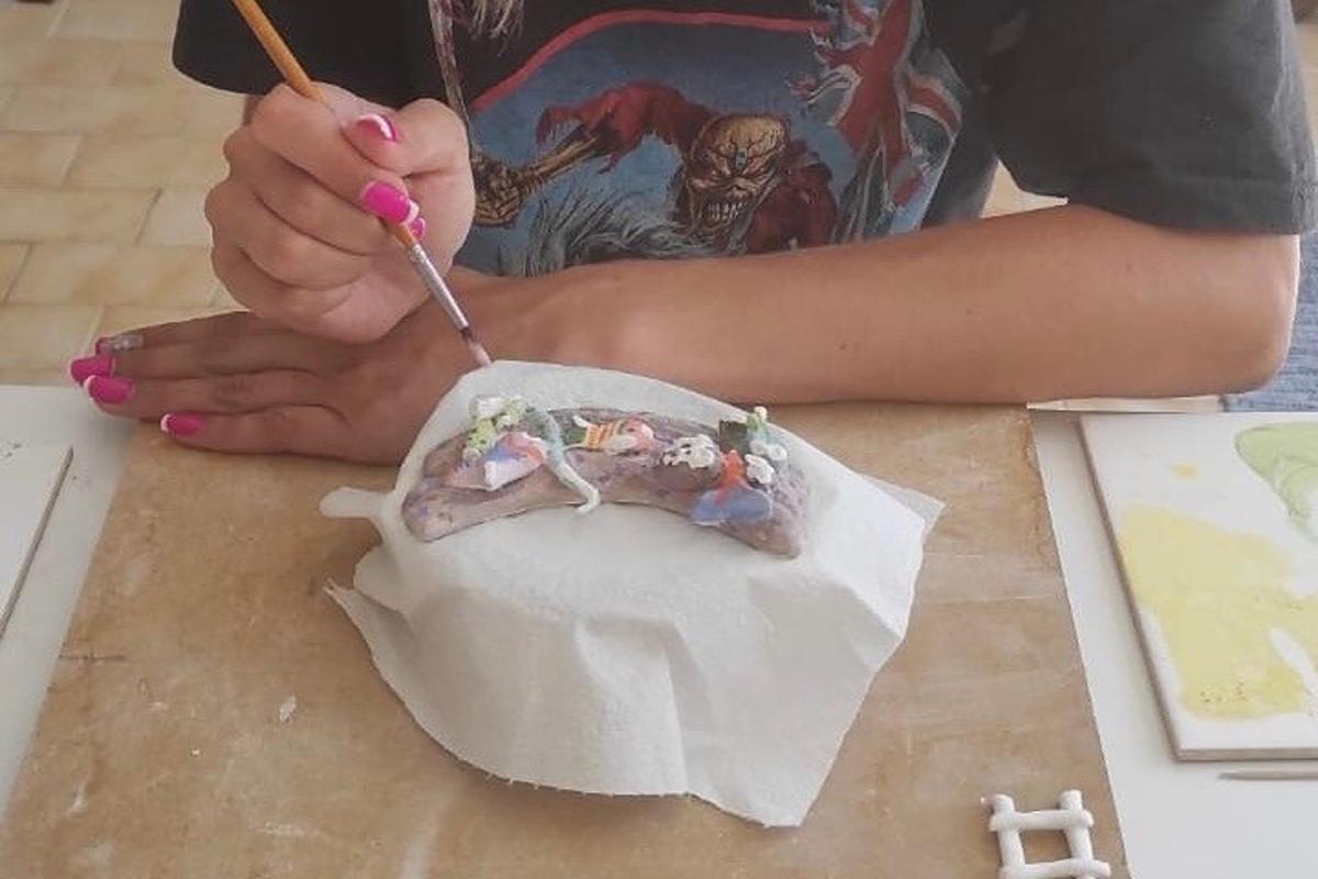 Una niña está comiendo un trozo de pastel en una mesa.