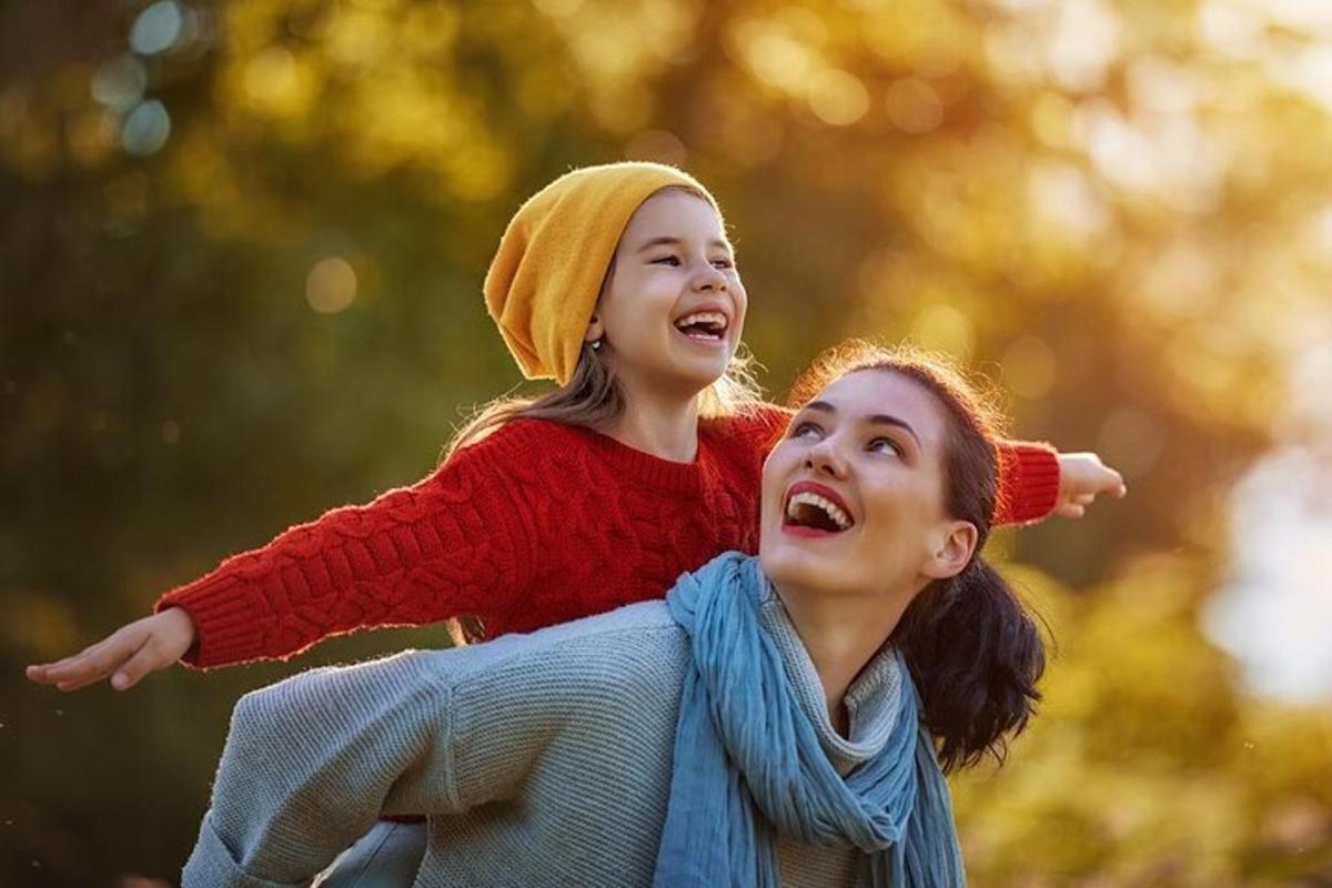 seorang wanita membawa seorang gadis kecil di belakangnya