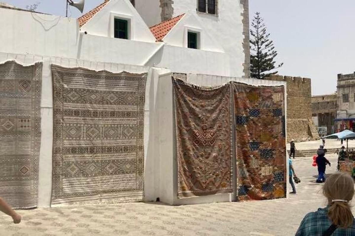 Un par de puertas grandes con cortinas en una pared.