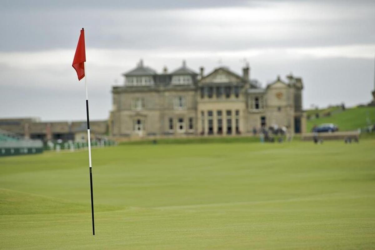 golfové hřiště s červenou vlajkou před hradem