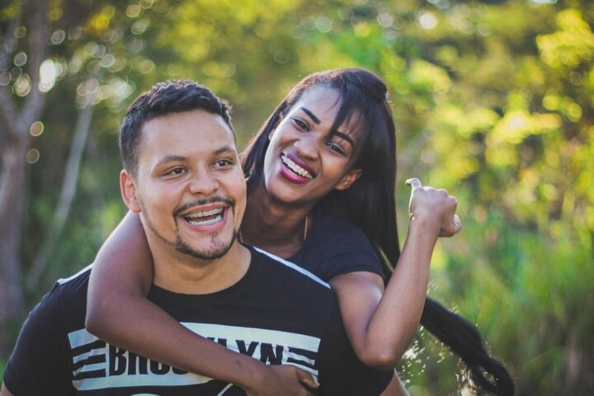 un home i una dona abraçant-se