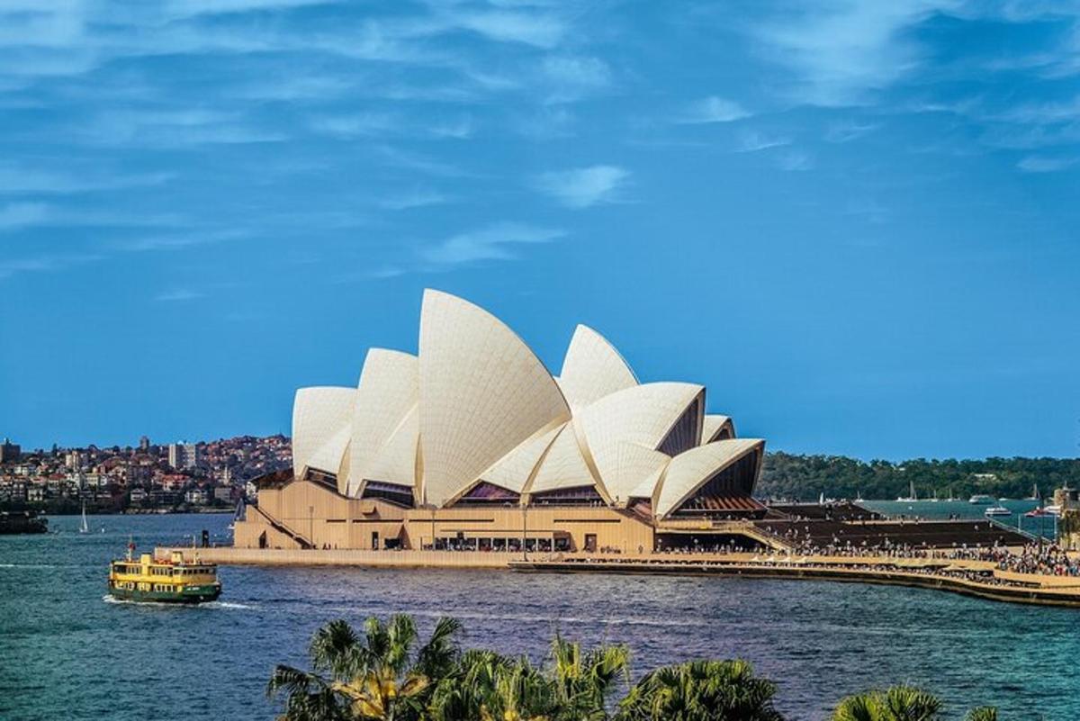 una vista de l'Òpera de Sydney sobre l'aigua