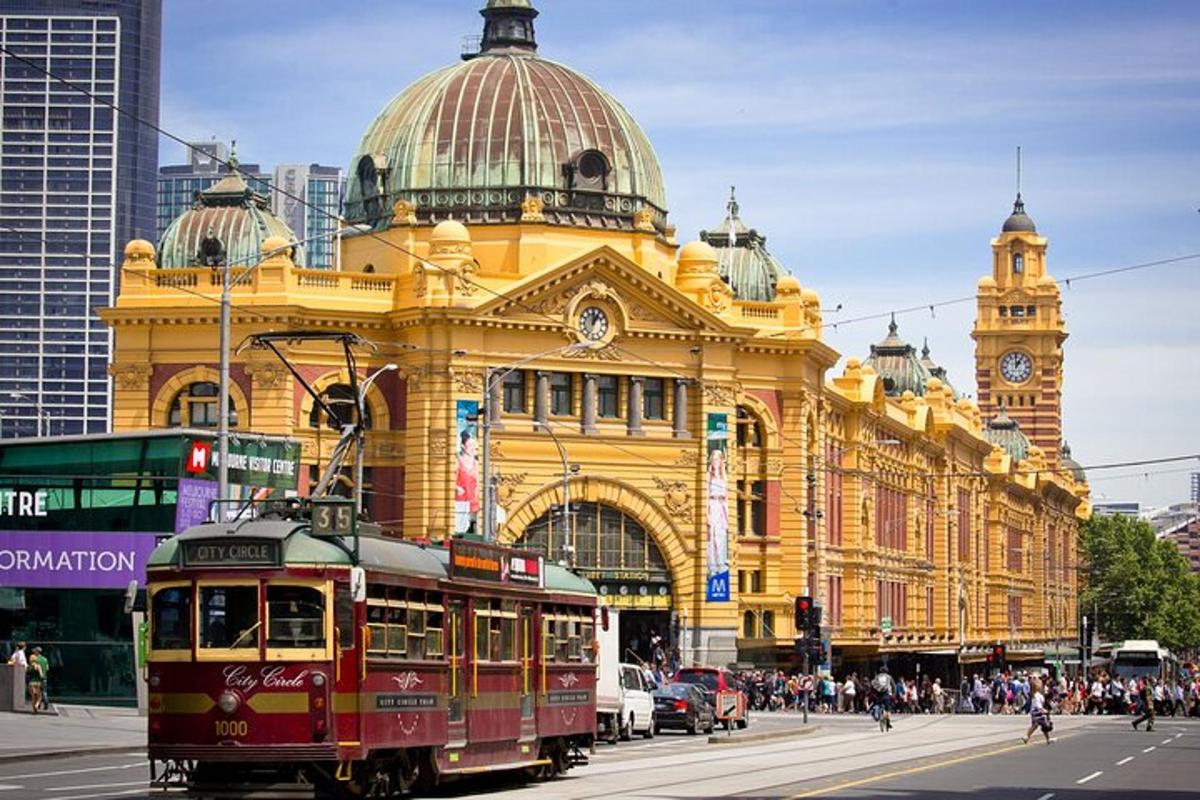 un tram davanti a un edificio con una torre dell'orologio