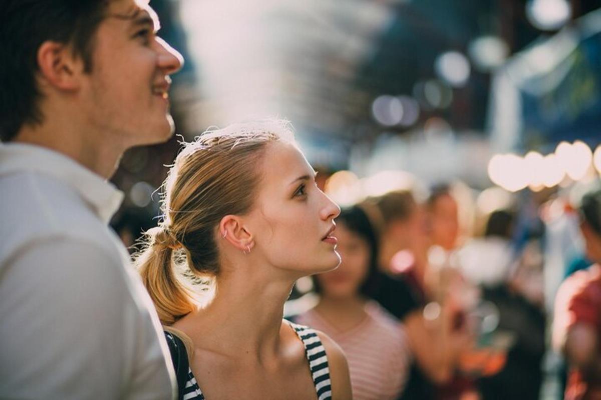 un gruppo di persone in piedi in mezzo alla folla