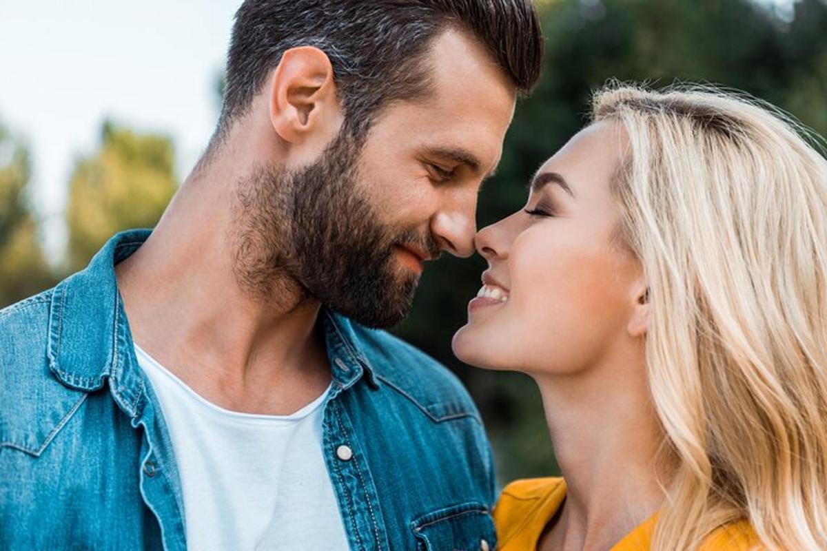 un uomo e una donna in piedi uno accanto all'altro