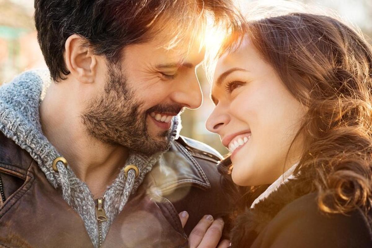 un uomo e una donna che si guardano