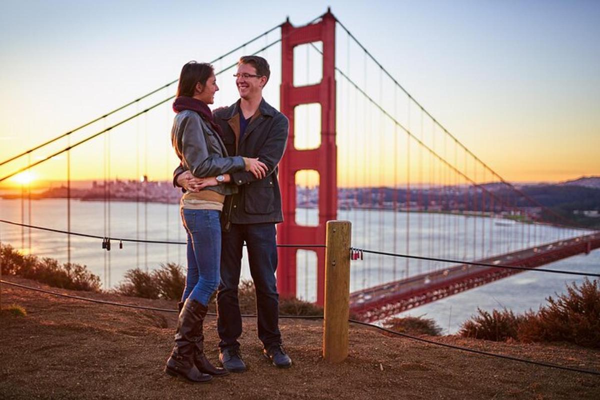 Un hombre y una mujer de pie frente al puente Golden Gate.