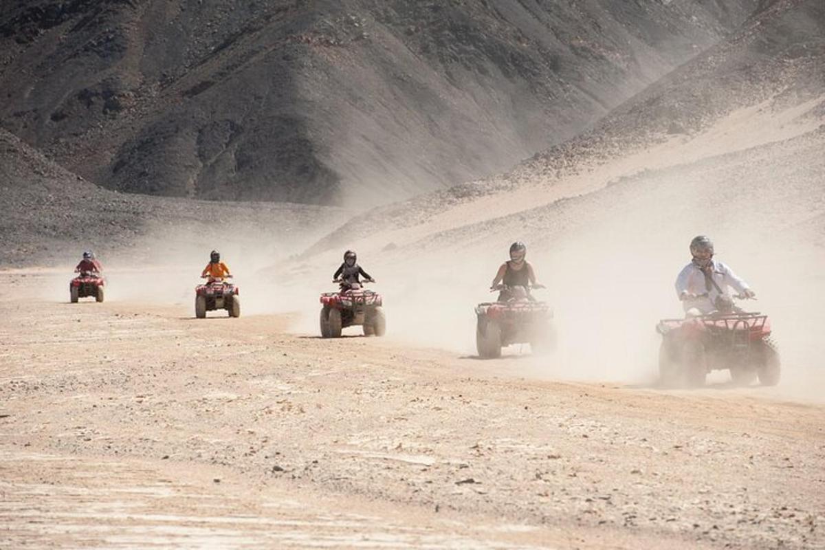 un gruppo di persone in motocicletta su una strada sterrata