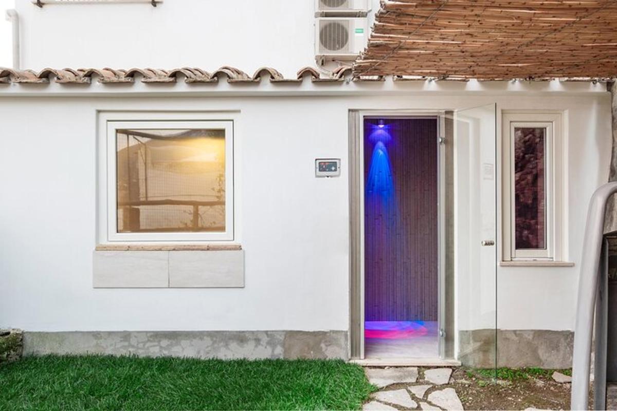 una casa blanca amb una porta lila