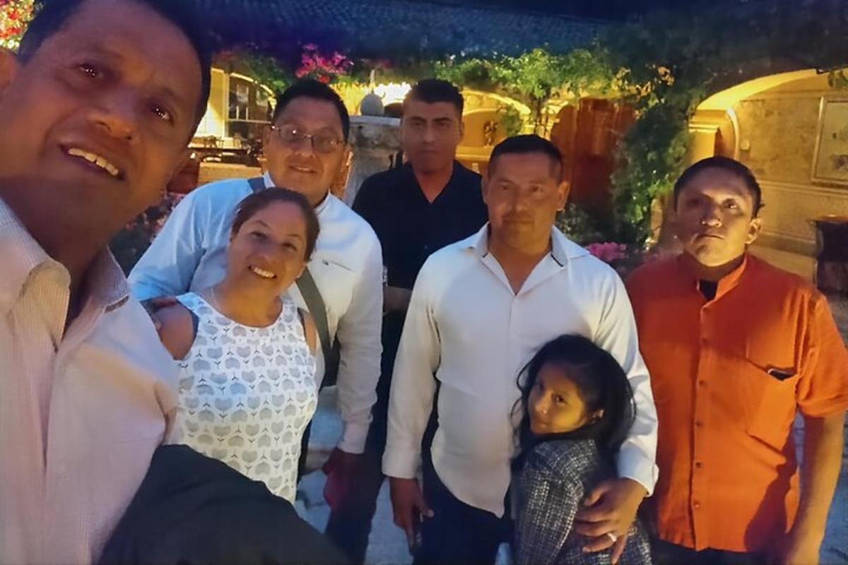 un grupo de personas posando para una foto