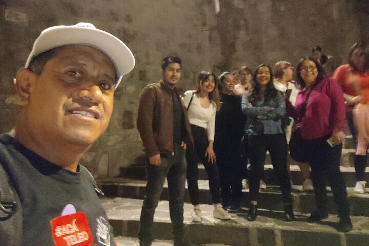 Un hombre parado frente a un grupo de personas