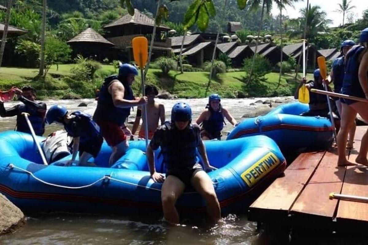 um grupo de pessoas fazendo rafting em um rio
