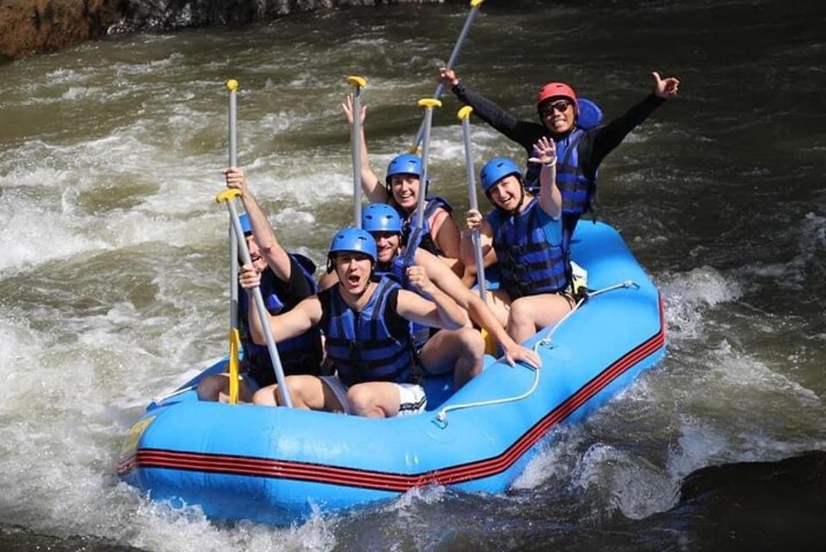 un grupo de personas en una balsa en un río
