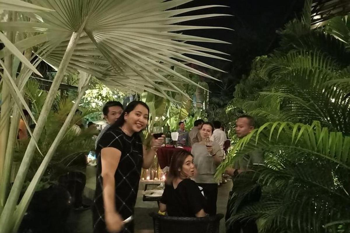 กลุ่มคนยืนอยู่รอบ ๆ ในสวน