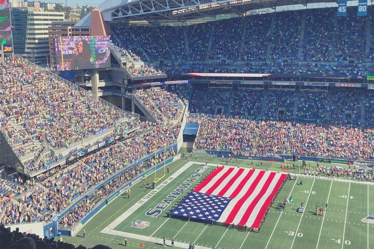 o vedere a unui stadion de fotbal cu un steag american