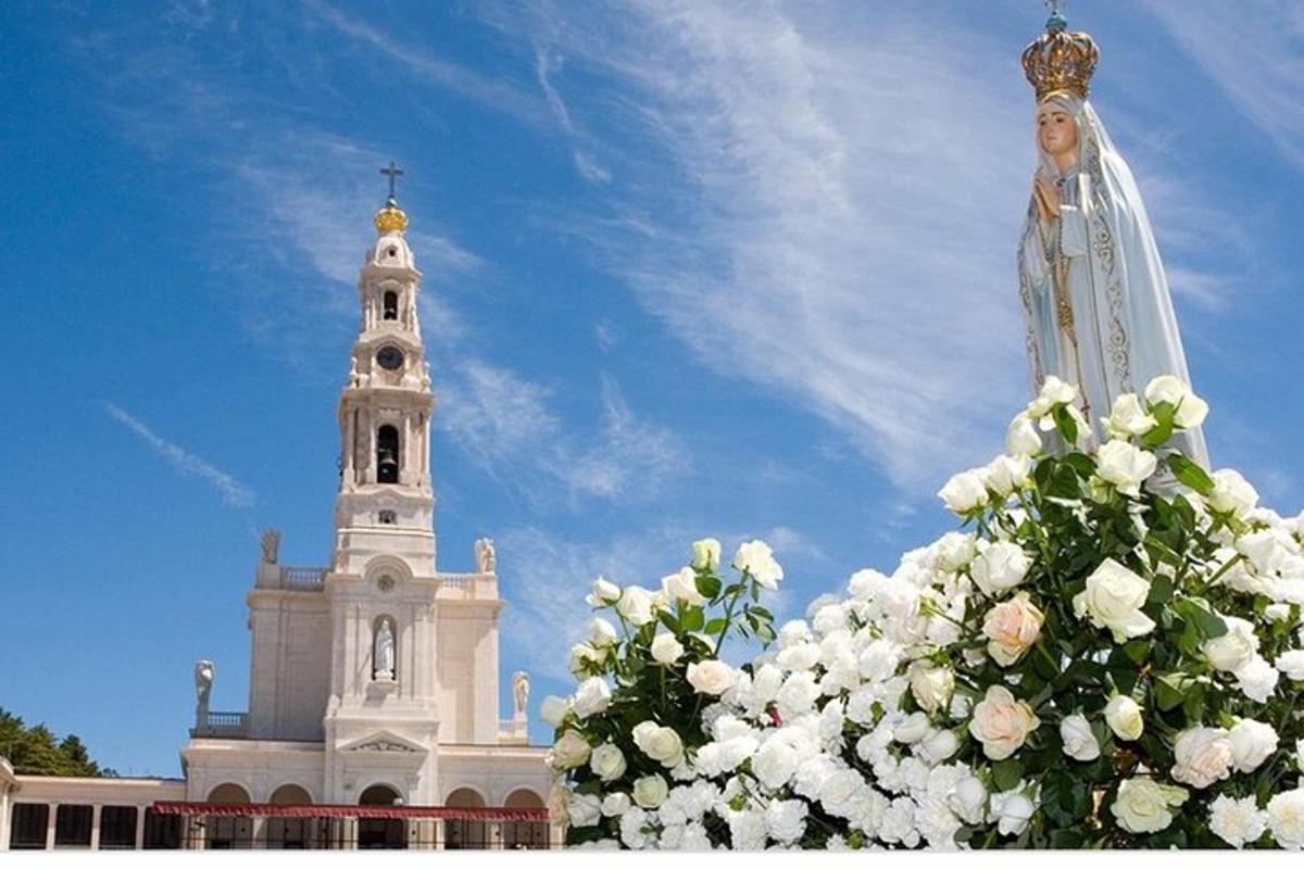 en hvit kirke med et spir og et tårn med blomster