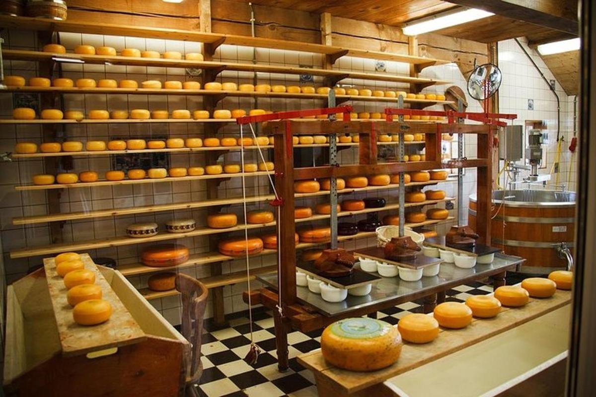 Una cocina con un montón de donas en exhibición