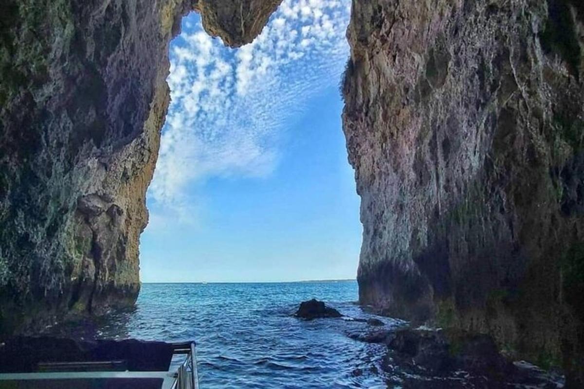 una vista dell'oceano dall'interno di una grotta