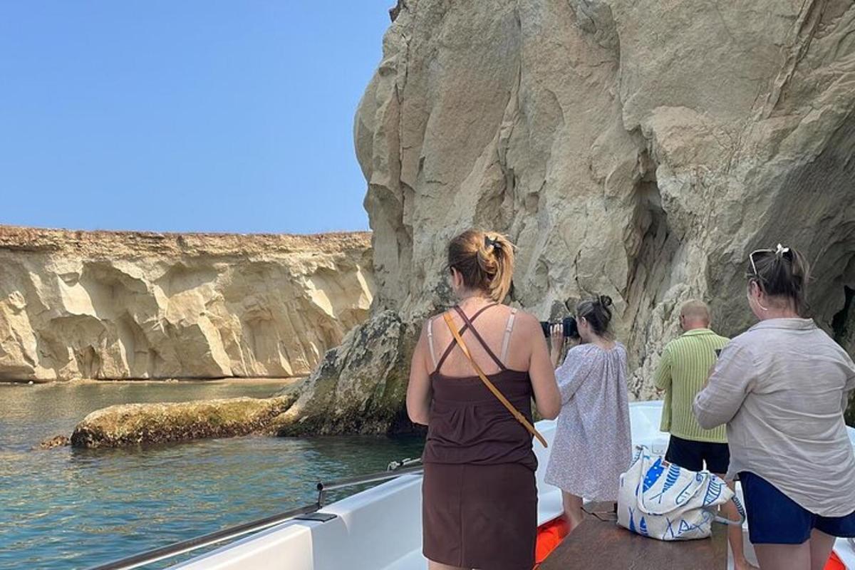 un gruppo di persone su una barca in acqua