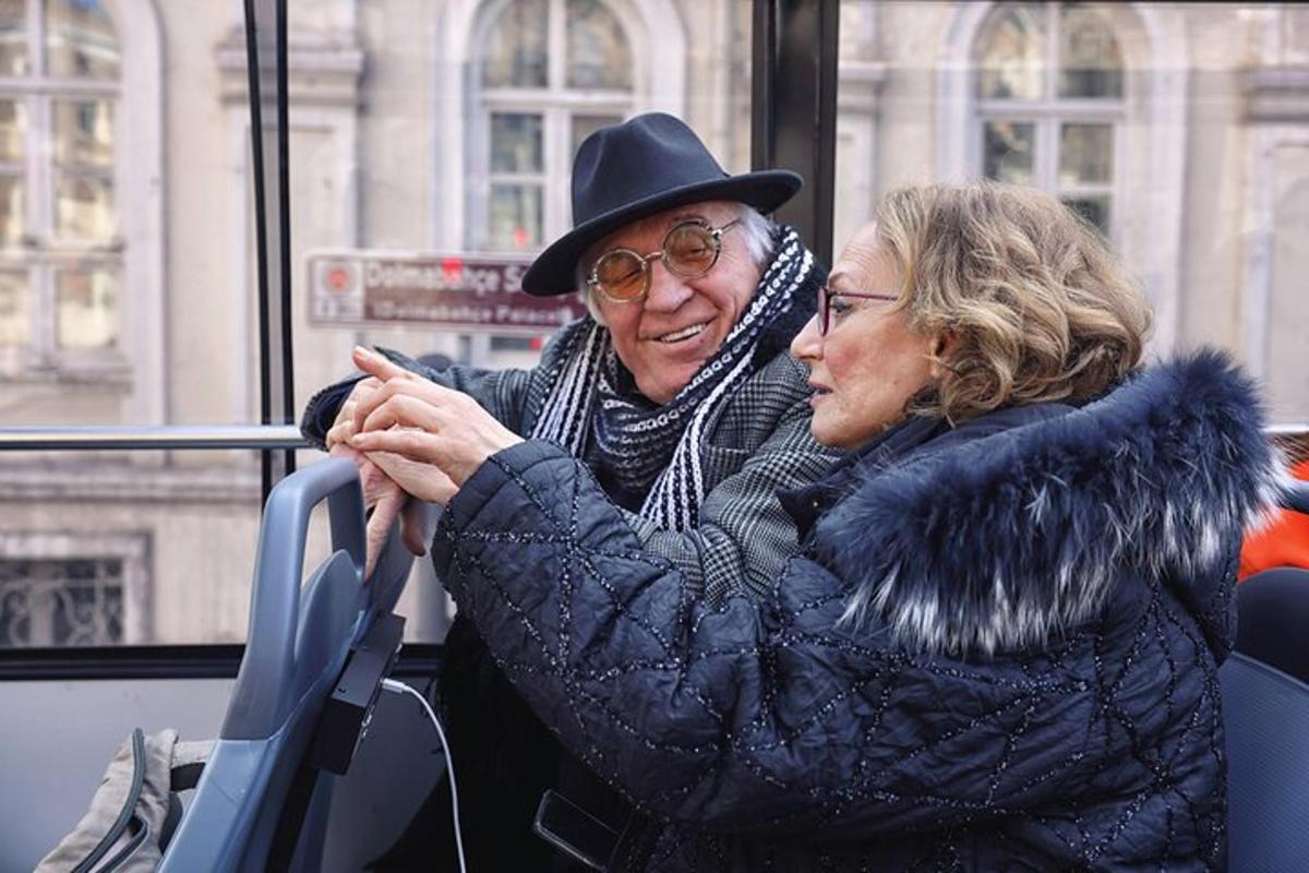 due donne anziane sedute su un autobus