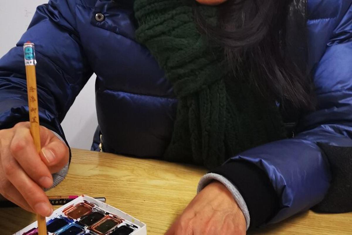 laua taga istuv inimene, kes hoiab käes hambaharja