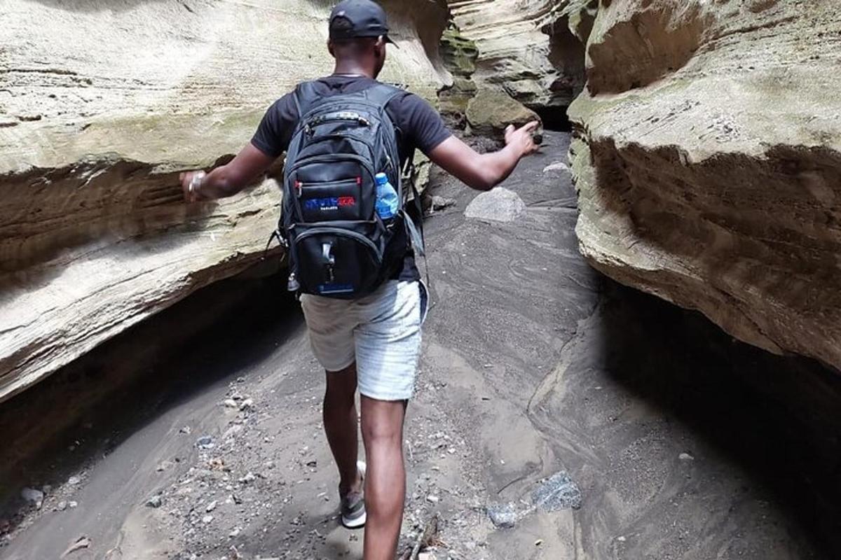 un uomo con uno zaino che cammina attraverso un canyon