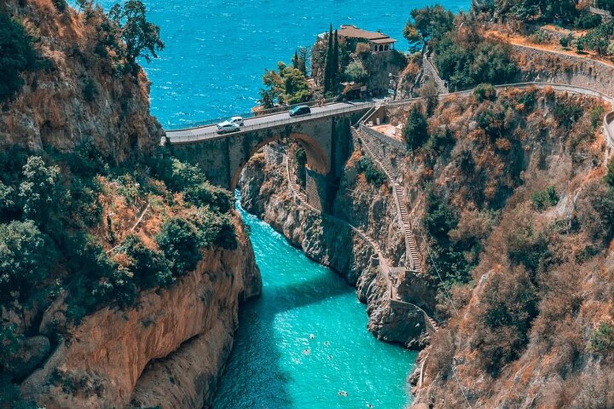 Un puente sobre un río con una carretera sobre él