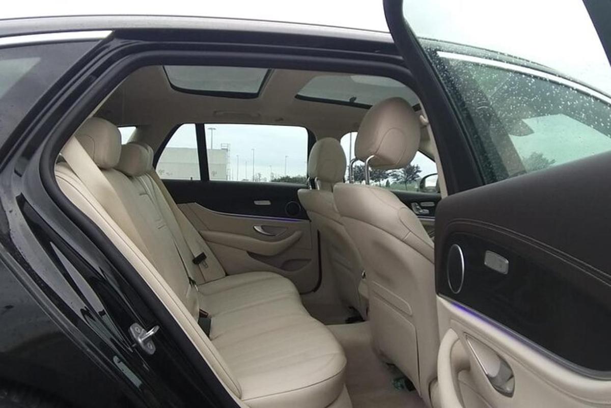 pemandangan tempat duduk belakang kereta