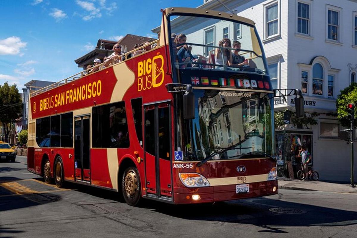 egy piros emeletes busz halad végig az utcán