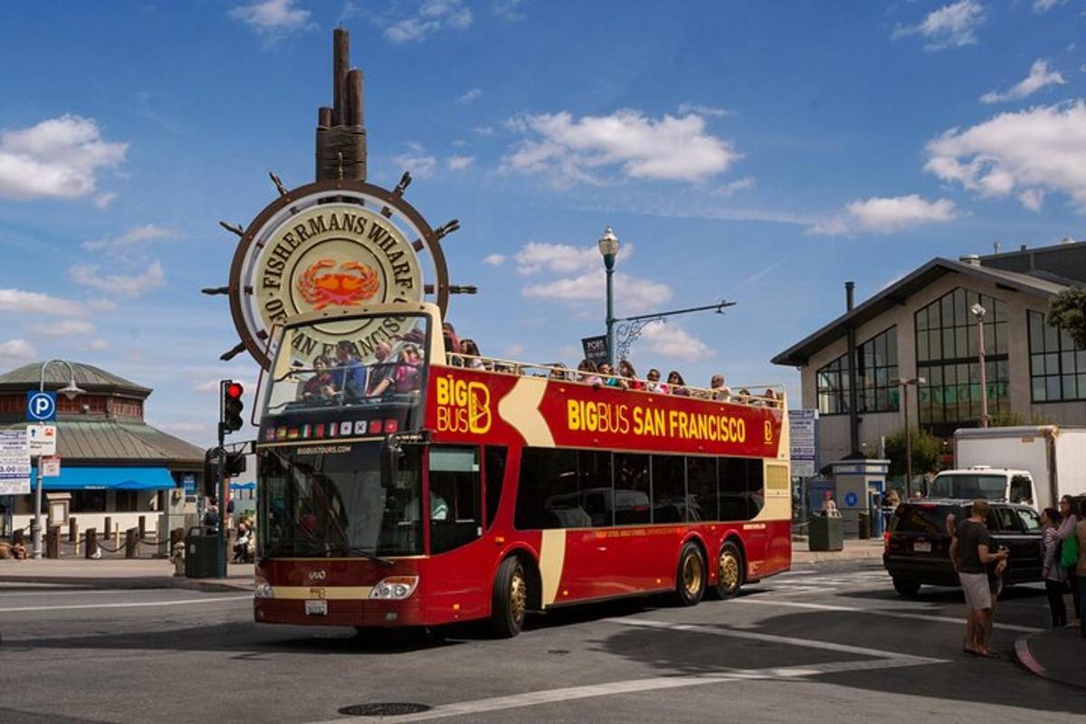 egy piros emeletes busz halad végig az utcán