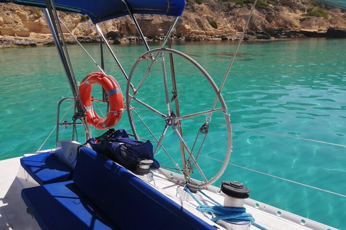 um barco com um salva-vidas na água