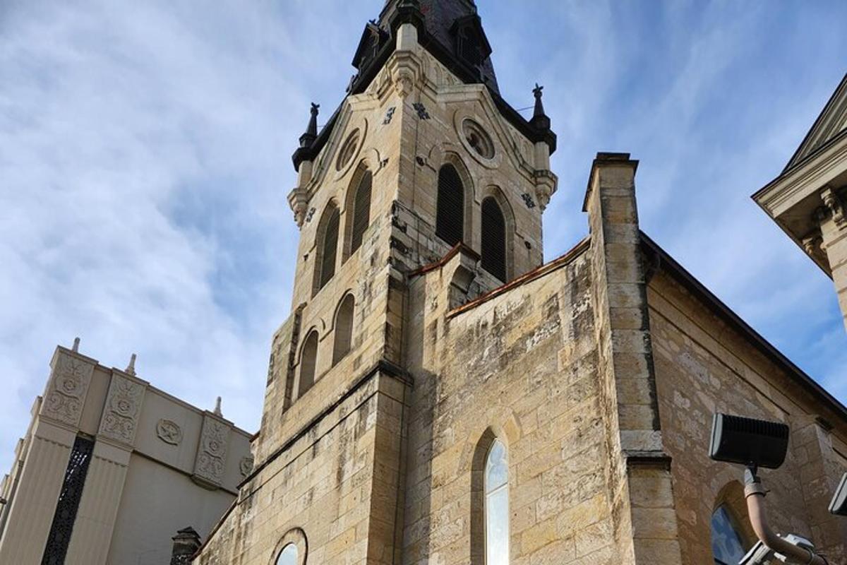budova s hodinovou věží na vrcholu