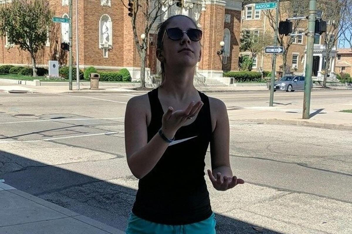 一位戴着墨镜的女士站在街上