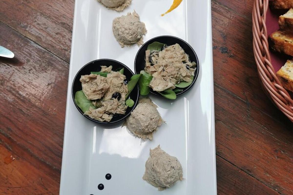 twee kommen met eten op een wit dienblad