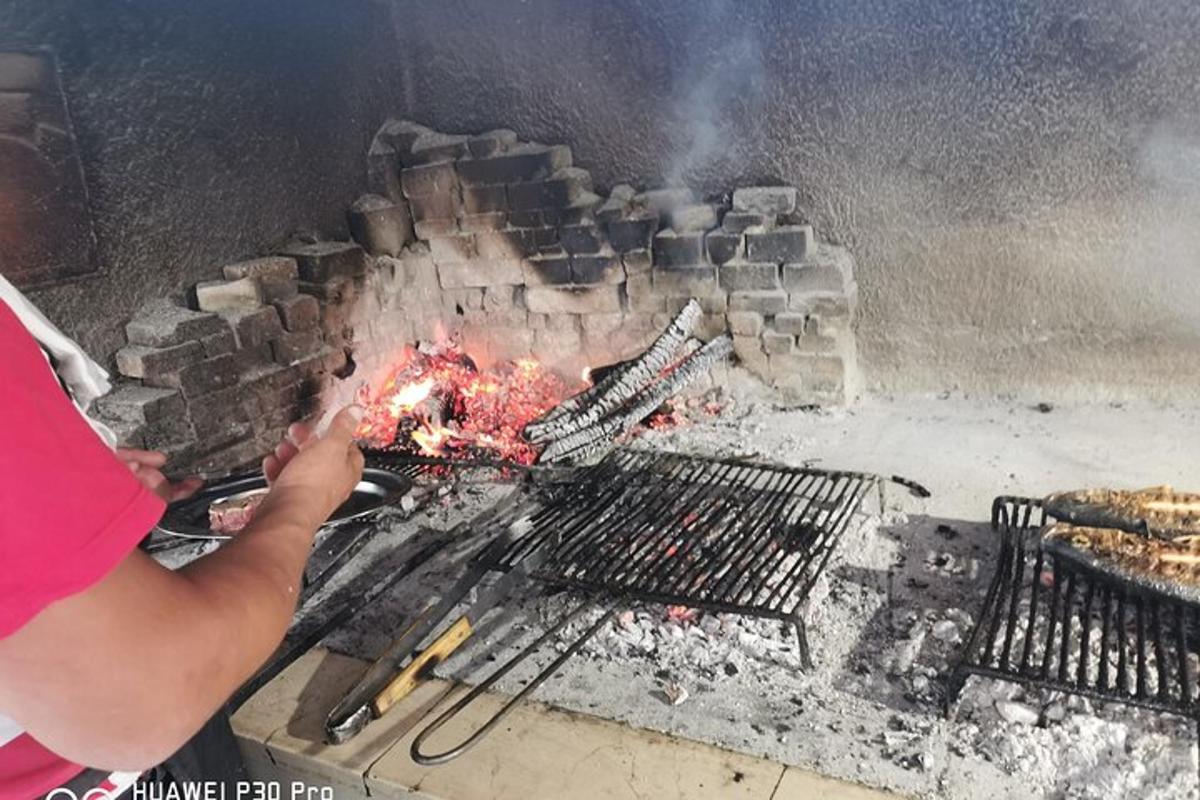iemand kookt eten op een grill